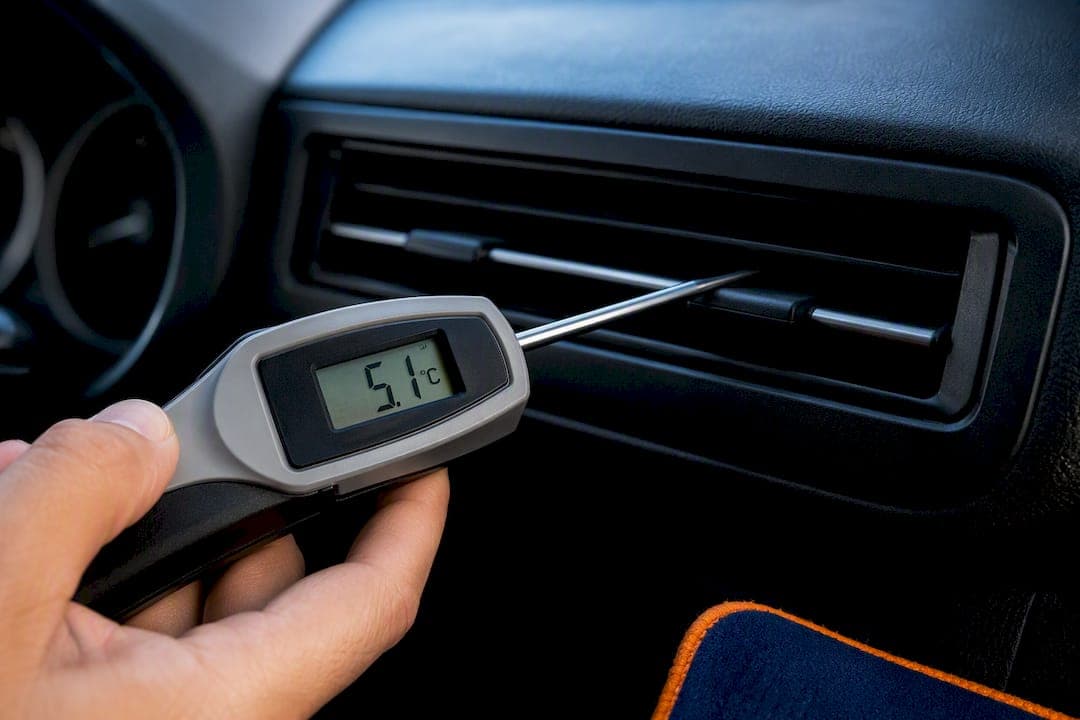 Vérifiez la clim à 4–8 °C avant d'acheter une voiture d'occasion